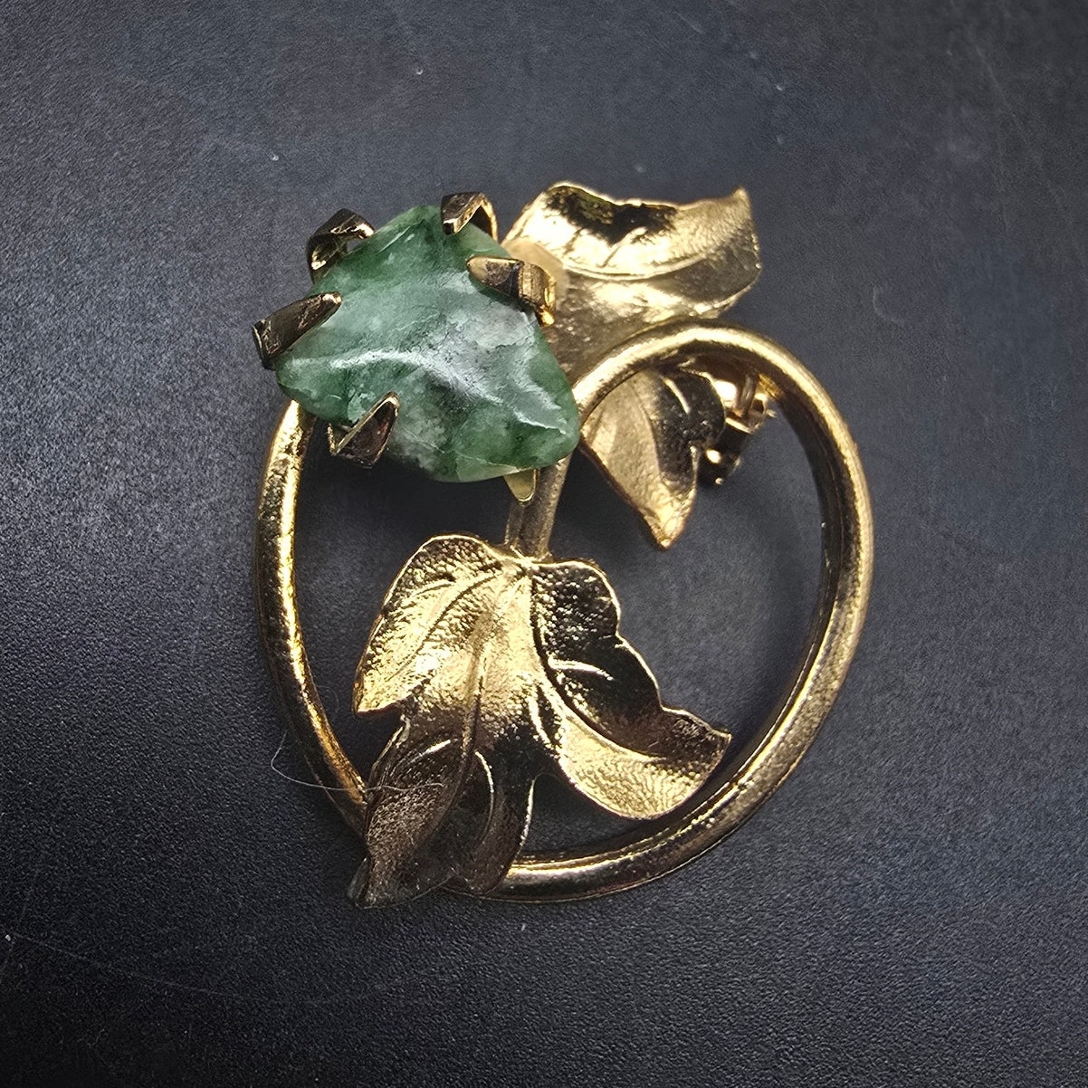 Coro Green Gemstone Brooch Gold Tone Leaves Vintage Costume Jewelry 20$